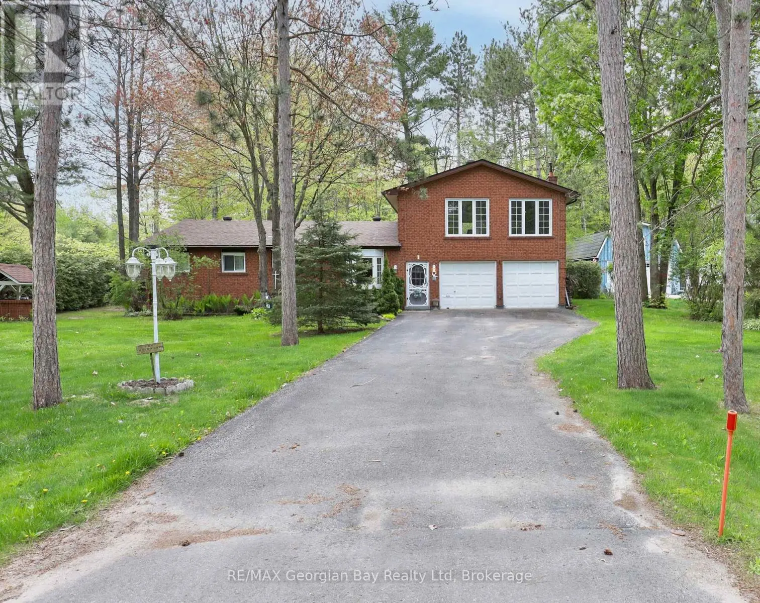 1 Lindale Avenue, Tiny